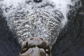 长假里济南黑虎泉虎啸龙吟，水位居高让游客流连忘返图片