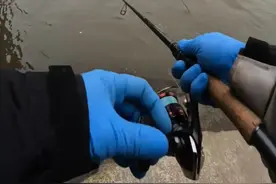 湖北仙桃“白马救人”后再现“钓鱼佬”救人！网友：你这竿钩得也太准了图片