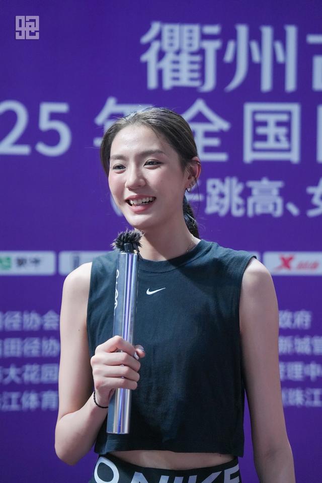 全锦赛摘银的陆佳雯有点热泪盈眶了