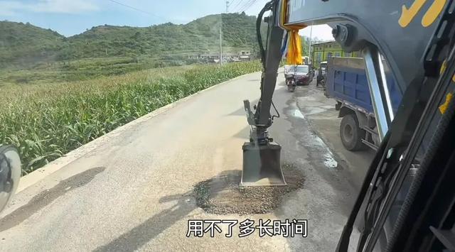 “挖机小何”的“公路缝补”之旅：给社会打“补丁”
