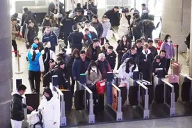 小心！高铁这么充电，真的伤手机图片