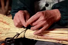 20分钟扎一把手工扫帚 滕州老手艺留住时光里的记忆图片