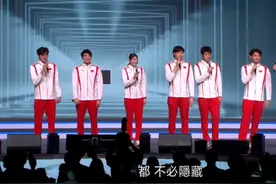 中国游泳队运动员澳门联欢会合唱《孤勇者》图片