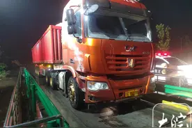 六安交通执法部门深夜查获一台“百吨王”超限130%图片