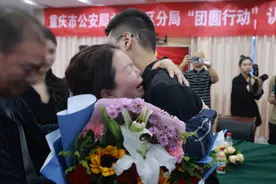 31年前失踪的男孩与家人在重庆团聚：人像比对后DNA鉴定成功图片