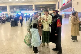 “您先别急，我来协调！”汉口火车站值班员彻夜值守服务旅客图片