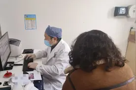 常戴耳机听歌？小心听力损伤图片