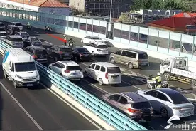 两岁男童手指不慎被夹断 济南交警铁骑火速驰援护送就医图片