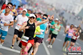 2025黄山·歙县新安江山水画廊马拉松鸣枪开跑图片