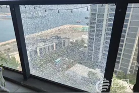 灵山湾壹号新房阳台玻璃爆裂 反映半个多月没人修缮图片