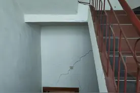 【每日学法】旧宅翻新，邻居家开裂，损失谁来赔？判了！图片