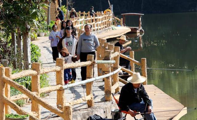 彝乡展新韵   人在画中游