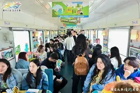 首发！160余名大学生跟着绿皮火车慢游东营图片