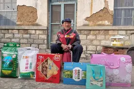 送蛋糕 过“重阳”，济宁泗水县开展“敬老月”走访慰问活动图片
