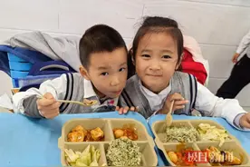 武汉一小学设“五彩鲜蔬杂粮杂果饭”奖，意外大受欢迎图片