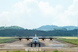 战机飞越云海 惊艳！图片