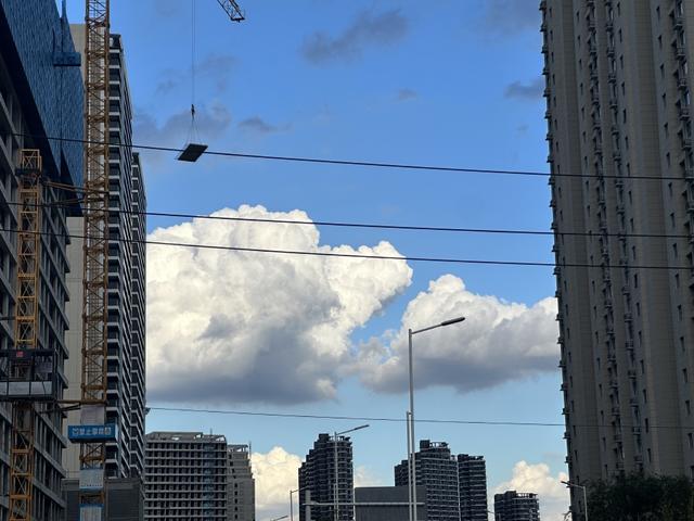 河南天空巨型“棉花糖”频现