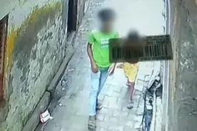 印度6岁女童险遭男子诱骗性侵，一群猴子冲过来猛烈攻击，男子被打跑！图片