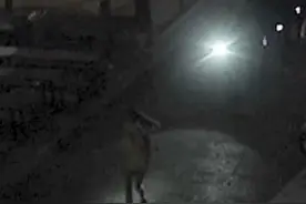 安全感满满！民警以光为引 照亮女孩前行路图片