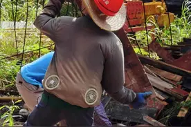 把风扇穿在身上，高温下空调服成工地新宠图片