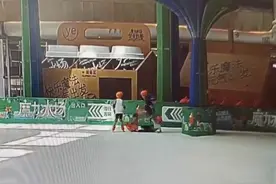 成都男童滑冰时被撞受重伤  家长和商家各执一词  律师呼吁出台相关规范图片