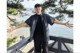 尼格买提晒青岛游客照，喊话“青岛你不要太美好”，网友：三分钟内我要知道大虾锅贴的地址图片