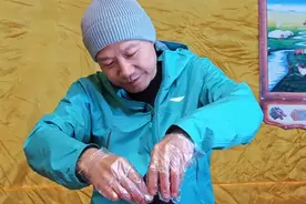 美食博主上线！雷军在黑龙江解锁冻梨3种吃法，冻出了表情包图片