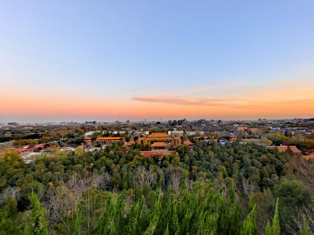 小雪节气限定浪漫！游人清晨登景山万春亭观美丽朝霞