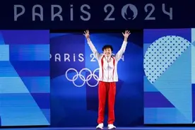 陈艺文女单3米跳板夺金实现“大满贯”，父亲说陈艺文辛苦回家后要抱抱她图片