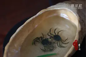 千城百县看中国｜山东潍坊：流光技艺 树脂画凝固美丽瞬间图片