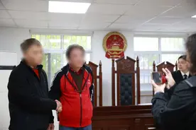 同在老年学校合唱队的他们，却……图片