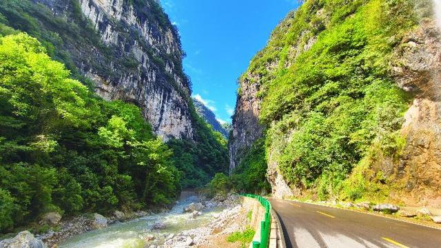 徽县嘉陵江峡谷群：碧水飞瀑入画来