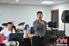 吉林长春：“银发族”乐队玩摇滚寻青春图片