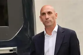 西班牙足协前主席因强吻女球员被判性侵，不得出现在她200米半径范围内，一年内禁止与她交流图片