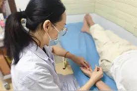 这间门诊助七旬中风老人重拾健康步态图片