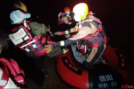 7人被困四川德阳华强沟水库，还有4名小孩 消防民警连夜施救图片