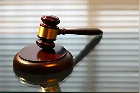 夫妻骑一辆车撞伤老人被索赔11万元 法院：共享单车公司无需担责图片