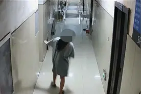 女子正在洗澡隔壁突然探出手机 色狼偷拍被行拘图片