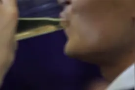 白酒当水喝？男子豪饮6天 肠道“血崩”送进ICU险丧命图片