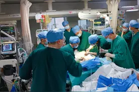 女孩心肌炎昏迷期间听到妈妈、朋友说话 原来是医生放的录音图片