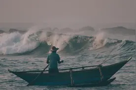 摸鱼人在鱼缸里乘风破浪图片