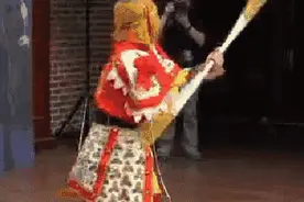 “毛贼”徒手爬30楼入户打砸抢！网友：我们也被欺负过……图片