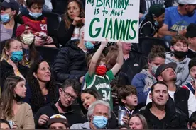 小球迷生日愿望是见到字母哥 后者暖心为其送上签名球鞋图片