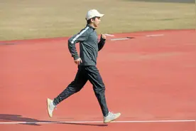 中考体育800米/1000米的这个满分动作，八九成学生会做错！教练提醒：备战中长跑，初二就应该开始了图片