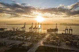 每日一词∣稳字当头、稳中求进 prioritize stability while pursuing progress图片