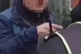 男子违停阻碍救护车，问民警“你有执法权吗”，警方依法处理图片