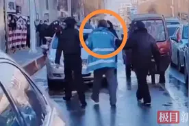 甘肃庆阳一洒水车司机遭人当街推搡，环卫部门：溶冰剂喷到市民身上引发冲突图片