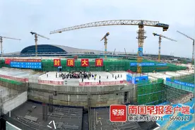 南宁国际空港综合交通枢纽核心区工程主体结构封顶图片