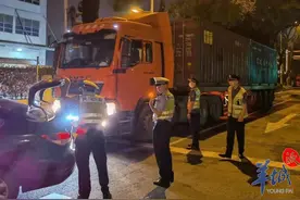 26辆非法“拼柜车”被拿下！黄埔重拳出击整治超限超载图片