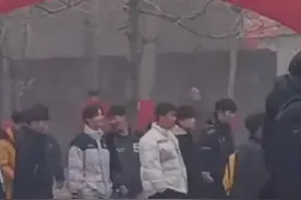 气势拉满！姐姐结婚弟弟喊全班男生送亲图片